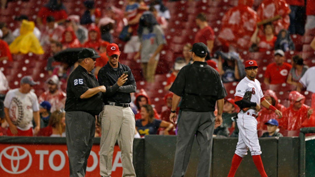 Finnegan takes no-hitter into 7th, Reds beat Dodgers 11-1